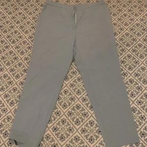 Rutiga kostymbyxor - Grön/blå-aktiga kostymbyxor med så vita rutor. Mjuka och bekväm, passa ttvärr ej. 