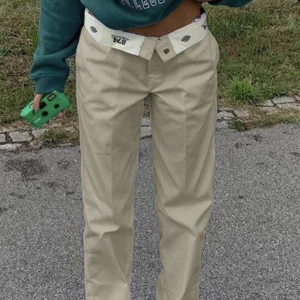 Dickies 874 - Jag säljer då dessa as coola dickies 874 byxorna i färgen beige! Dom kommer i storlek W32/L34. Jag själv är en 34/36 i byxor, och dessa passar mig perfekt!❤️‍🔥Inte mina bilder, så skriv för fler bilder🫶🏽🫶🏽Dom köptes för 600 nypris, så buda i kommentarerna!:)