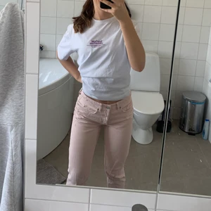 Somriga jeans  - Lågmidjade denim jeans, ljusrosa och somriga. Sparsamt använda så i bra skick, strl 25 och lite korta på mig som är 170💓