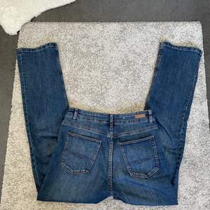 Fina jeans från Jean Droit midwaist och i stretchiga my material💖Står ingen storlek men typ en S, stretchiga så funkar för mindre och större storlekar🥰Frakten är spårbar❤️
