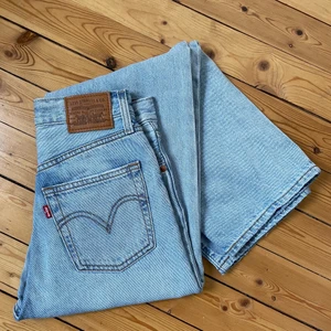 Levi’s jeans ribcage straight  - Säljer mina Levi’s ribcage straight strl 25 längd 29 då dom är för små. Använda en gång. 
