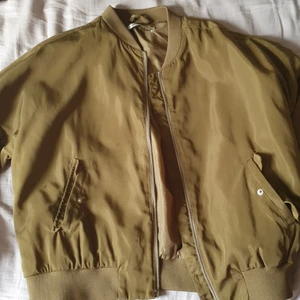 Grön bomberjacka 38 - Den.har två mindre fläckar som inte går bort