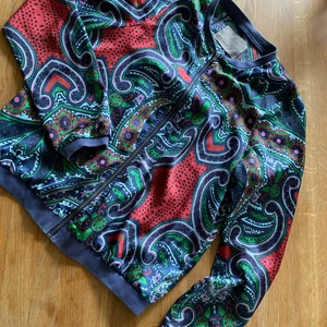 Jacka tunn stl:xs.Märke Vero Moda  - ”Silkesjacka” stl:xs passar stl:S också. Märke Vero Moda. Köparen står för frakten.