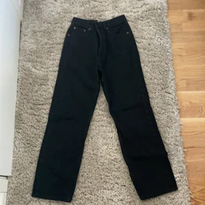 Jeans  - Fina zara jeans dom kommer inte till användning. Jeansen kostar 100 kr frakt kan diskuteras❤️ man kan gärna buda. Storlek 34