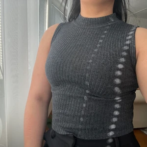 Ärmlös polo  - Oanvänd ärmlös polo från ginatricot. Strl S. 