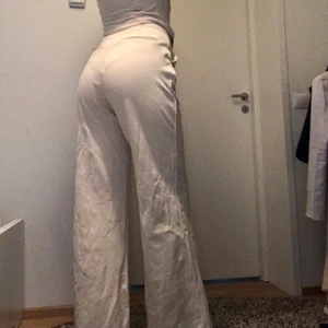 Beige byxor  - Gratis frakt/Free shipping. Beige pants, M, Highwaisted