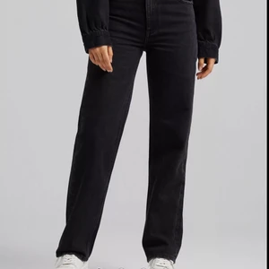 Svarta jeans  - Säljer dessa svarta jeansen från Asos! Köptes för inte alls längesedan så dem är i ett grymt skick❤️hör av er vid intresse!