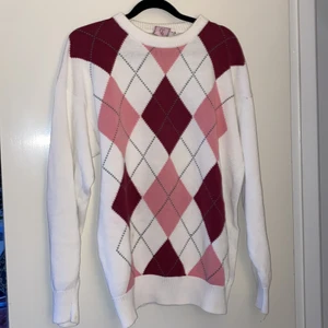 STICKAD TRÖJA - Stickad tröja i storlek M, 50kr + spårbar frakt. Har ett litet hål på höger Axel, lätt fixat