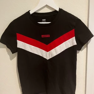 Levis T-shirt  - Köpt från Levis för något år sedan. Inte använd så mycket , fortfarande i ganska bra skick