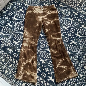 LOW WAIST MANCHESTER BYXOR - Svincoola low-waist Manchester byxor i batik, står ingen storlek men midjan är 76cm i midjan och 80cm i innerbenslängd. 200kr + spårbar frakt