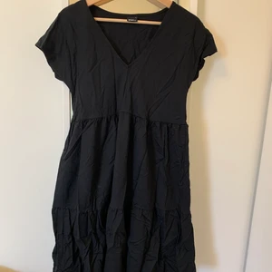 Klänning  - Säljer denna klänningen från Gina tricot, stl S använd men i fint skick, perfekt strandklänning💓 (köparen står för frakten på 66kr)