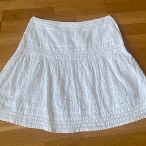 Vit kjol  - Drömmig vit kjol i strl M köpt på Mango 