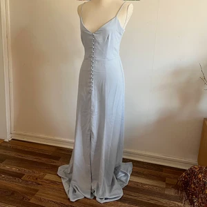 Balklänning - Blekblå maxinkänning, knäppning framtill (finns 2st extra knappar också)  Köpt till min studentbal 2019 men aldrig använd då den inte hann komma fram i tid, lappar sitter kvar. Strl 40, ord pris ca 400kr. Bara att skriva vid frågor!