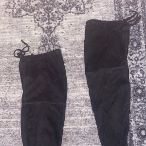 Knästövlar mocka  - Endast testade då jag har ett par exakt likadana som jag bara älskar! De glider inte ner som många andra sådana knästövlar brukar göra. De har snörning längst upp på baksidan vilket gör att man kan välja hur hårt man vill att de ska sitta. på insidan finns en bit dragkedja för att få på sig dem lättare . Sköna och behagliga att gå i. Storlek 37 