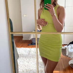 Superfin klänning - Säljer denna superfina klänningen från Weekday som är toppen inför sommaren!!☀️ modellen heter Stella Short Tank Dress. Helt i nyskick och aldrig använd, prislappen kvar. Köpt för 220kr, lägsta bud 150kr💓 kan mötas upp i Sthlm eller frakta men köparen står för fraktkostnad💓