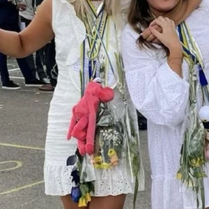 STUDENTKLÄNNING - Säljer denna sjukt snygga studentklänningen. I storlek 36! Använd en gång. Superfin. Skickar spårbart med PostNord 66kr