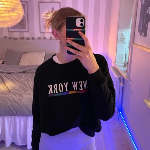 Svart Sweatshirt - Säljer en svart sweatshirt från pull&bear. Endast provad. Den är ganska tunn så passar perfekt inför sommaren! Säljer då den ej kom till användning. Det står ej vilken storlek det är men jag skulle säga den passar xs-m.