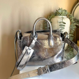 silvrig väska - Så himla cool, helt oanvänd, väska från J.Crew❤️‍🔥 ❤️‍🔥 Perfekt till fest eller liknande! Ordinarie pris ca 1700:- 💕😇 hör av er vid frågor eller bud🙏🏼