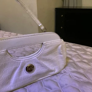 Fergi handväska  - En vacker vit fergi handväska som passar perfekt till sommaren. Om du är intresserad eller har frågor skriv till mig🤍✨