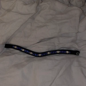 Pannband! - 💙- Säljer detta super super fina pannbandet med små fina detaljer som är använd få gånger och i bra skick! Köpt på hööks för några år sedan för 350kr. Säljer då jag inte rider längre!
