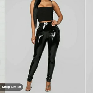 Vinyl byxor frakt ingår  - Säljer dessa vinyl pants från Fashionnova i storlek S. Använda 1 gång men ser lite skrynkliga ut pga av materialet efter man tvättat dom men sitter som på bilden när man har dom på sig. Dessa passar inte riktigt min kroppstyp eftersom jag är ganska kort. Men dom är AS SNYGGA i verkligheten. Dragkedja på baksidan och dessa går inte att köpa i Sverige. Frakt ingår inte. 