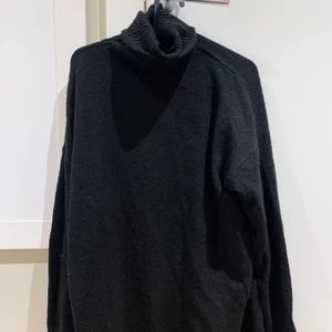 Klänning strl S - Svart klänning/lång tröja från Nelly i storlek S. Väldigt fint skick och enbart använd fåtal gånger