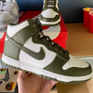 Nike Dunk Cargo Khaki - Har återigen fått in ett par Nike Dunk High Cargo Khaki! Den här gången är det i storlek 43 Eu! Tveka inte på att fråga ifall ni har några funderingar! Helt nya köpta från JDsport