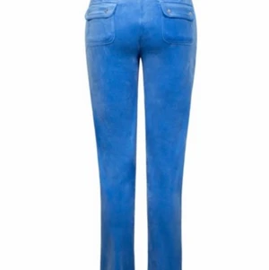 juicy couture byxor blå - Storlek S, Byxorna har är hyfsat nya och är bara ett halvår gammla.