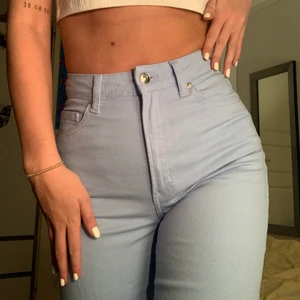 jeans  - Jättesnygga blåa jeans från hm som sitter hur bra som helst men tyvärr inte används , helt nya oanvända 