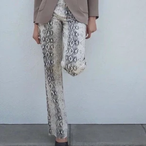 Jeans zara - Säljer dessa coola jeans med orm mönster från zara, då dem ej kommer till användning. Storlek 34, Säljer för 250kr + frakt