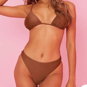 Bianca ingrosso x nelly - Slutsåld brun bikini från Bianca ingrossos kollektion med Nelly. Helt oanvänt. Överdel storlek M och underdel L. Underdelen är liten i storleken. Har den blommiga också! 700 för båda delar eller budgivning om många är intresserade! Frakt tillkommer 