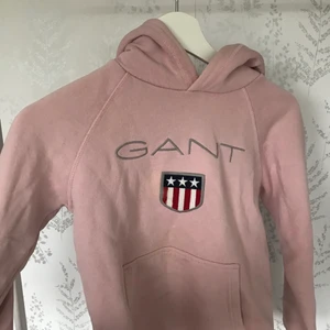 Gant hoodie  - En rosa gant hoodie som är nästan helt oanvänd för att jag beställde fel storlek. Den är i storlek M