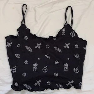 urgulligt rymden-linne💘💘 - köpt för kanske ett halvår sen, jättegulligt!! storleken tror jag är S men den passar helt säkert en M då materialet är väldigt stretchigt💘 från: shein, pussar!!!