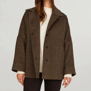 Brun och svart vår/höstjacka från Dobber - Brun- och svartrutig jacka från Dobber (köpt på MQ), strl S. Köpte i höstas men inte kommit till så mycket användning tyvärr, därav fint skick. Inköpt för 1500kr säljer för 700kr! Frakten ingår🥰