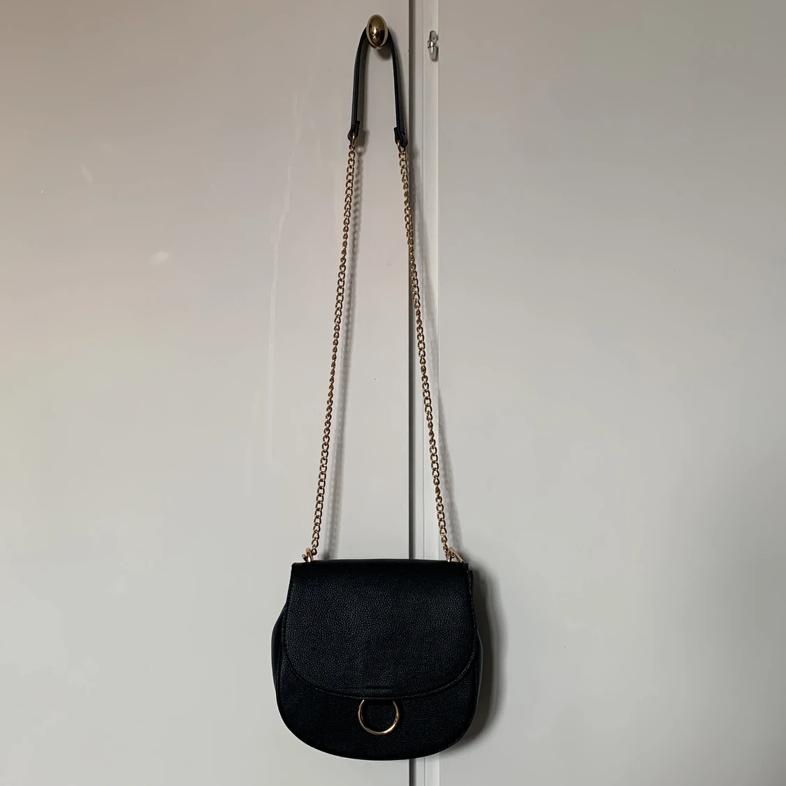 svart väska m. guldkjedja  - 90