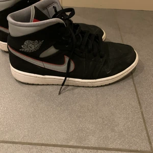 Jordan 1 mid - Storlek 42,5 och mycket använda tyvärr