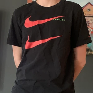 Nike t-shirt - Riktigt snygg Nike t-shirt. Den är i väldigt bra skick. Köparen står för frakt 