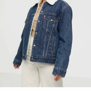 Levis Jeans Jacka  - Jackan köptes 2020.  Har använts flera gånger.  Mycket bra tillstånd.  Priserna för en ny jacka ligger mellan 800-1000 kr.  Jag säljer för 250kr.