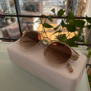 Chimi Solglasögon - Knappt använda solglasögon från Chimi. Modell 03 Ecru. Inköpspris: 1200 kr. 