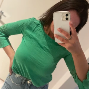 Grön blus i S storlek  - Använd bara några gånger, som man ser på bild. Ingen fel, fleck eller skada. Helt fin stik.