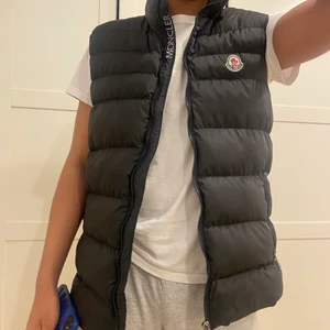 Moncler väst - Säljer denna fina moncler väst som är helt oanvänd och bara hängt i garderoben i ungefär 1 år. Inga fläckar eller defekter och den är även äkta men har tyvärr inget kvitto men det går att skanna etiketterna som vanligt. Priset kan diskuteras vid snabbköp. 