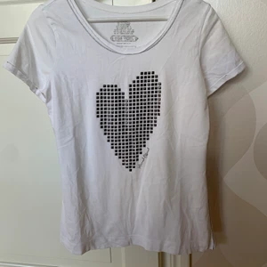 Mos Mosh Nikki Tee strl S i nyskick  - T-Shirt från Mos Mosh. Vit med silverdetaljer. Strl S. Nypris 649kr. Absolut nyskick. 