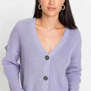 Lila stickad kofta med knappar  - Lila kofta med knappar. Stickad. Använd några gånger. Stor i storleken. Frakt kan ändras 