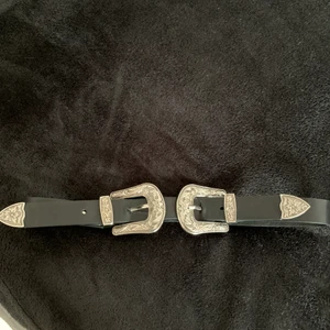 Bälte med dubbelspänne - Bälte med dubbelspänne 