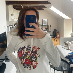 Vit hoddie med tryck - Supermysig hoddie med fint tryck på 