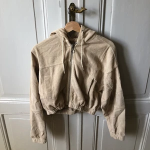 MANCHESTER JACKA/HOODIE  - Beige/ljusbrun Manchester jacka från Urban Outfitters. Typ aldrig använd. Inköpt för ca 600kr säljer för 200. Köparen står för frakt 