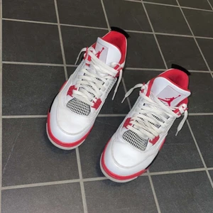 Jordan 4 Retro Fire Red - Jordan 4’s retro Fire Red i storlek 43. Använd 2-4 gånger och är i skit bra skick (9/10). Säljer dom pga jag använder dom aldrig. Går för 8000kr + på olika sidor från farfetch till StockX. Priset går och diskutera.
