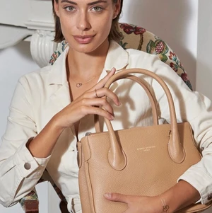 Handväska - Ny. Märke: Isabel Bernard Axelrem och dustbag finns med. Ljusbeige. Läder 100% Finns i Solna