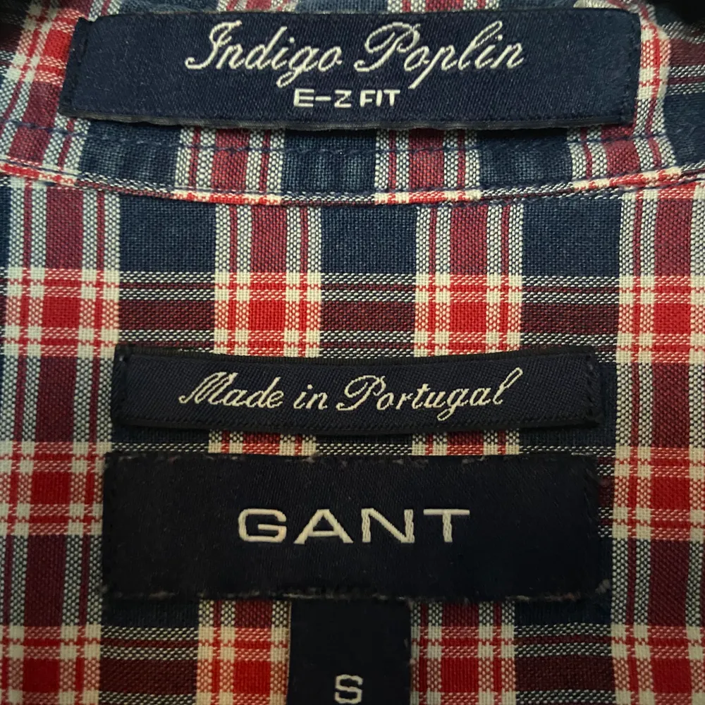 Säljer en skjorta av Gant i storlek S, men skulle tro att den även passar er som har M. Skjortor.