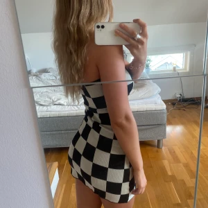 VINTAGE RUTIG KLÄNNING - Säljer denna så coola och unika klänningen! Kan bäras som halterneck eller med axelband (syns bäst på första bilden). 🏁🏁🏁